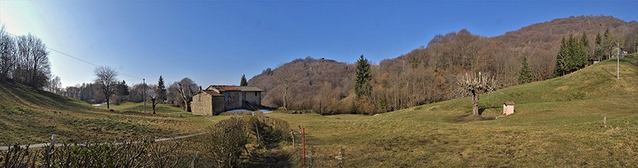 Bella radura prativa con cascina e santella Madonna di Caravaggio